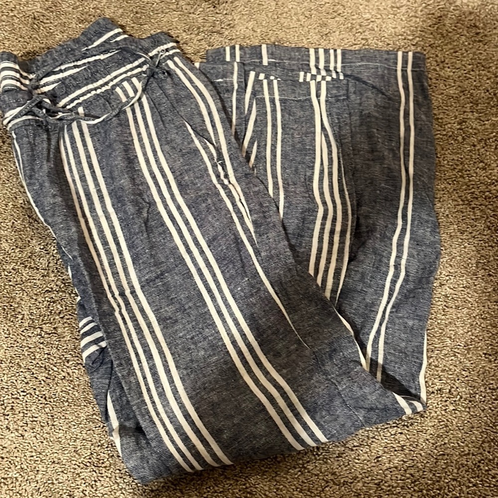 Old Navy flare pants that looks great at the beach! Size Medium.